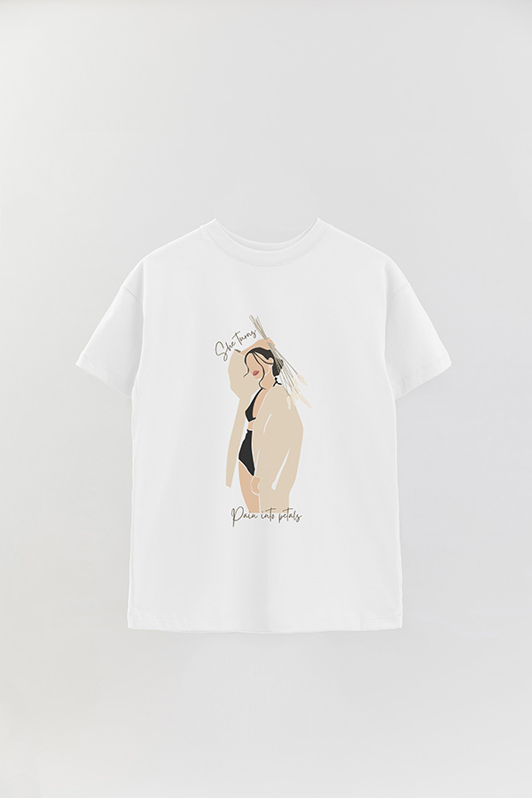 REMERA OVER ESTAMPADA SHE TURNS PAIN