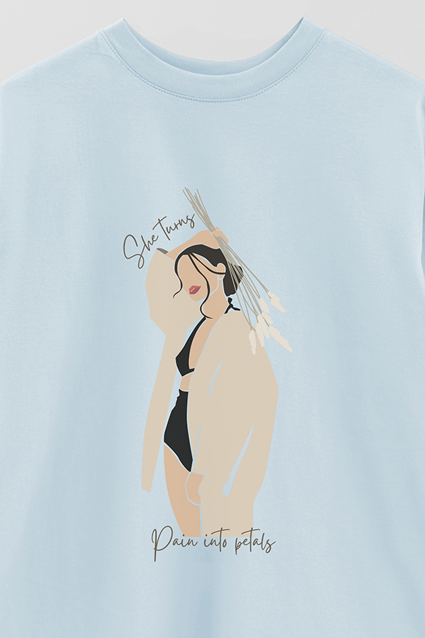 REMERA OVER ESTAMPADA SHE TURNS PAIN