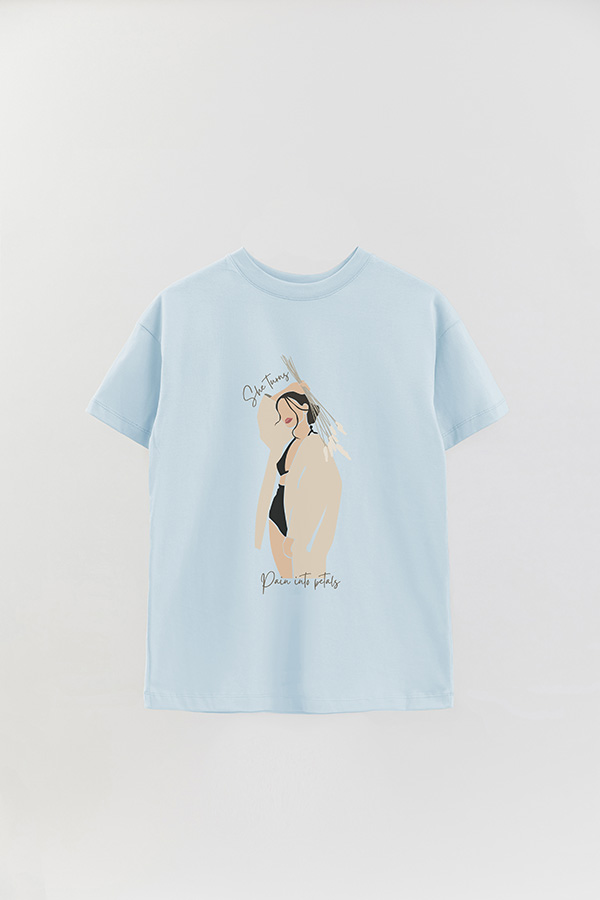 REMERA OVER ESTAMPADA SHE TURNS PAIN