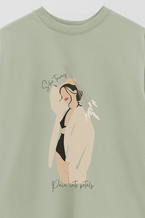 REMERA OVER ESTAMPADA SHE TURNS PAIN