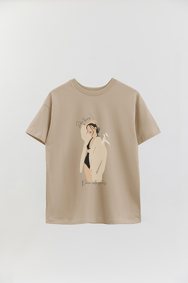 REMERA OVER ESTAMPADA SHE TURNS PAIN