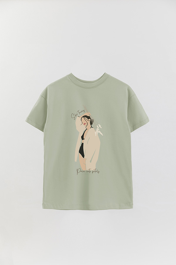 REMERA OVER ESTAMPADA SHE TURNS PAIN