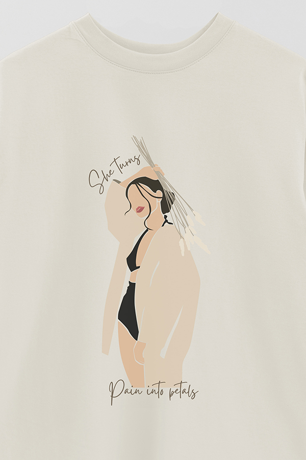 REMERA OVER ESTAMPADA SHE TURNS PAIN