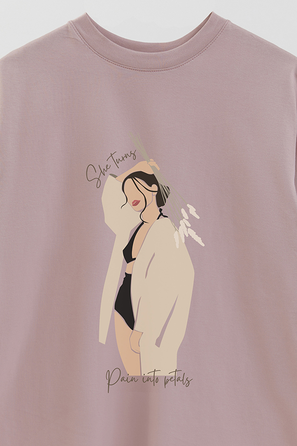 REMERA OVER ESTAMPADA SHE TURNS PAIN