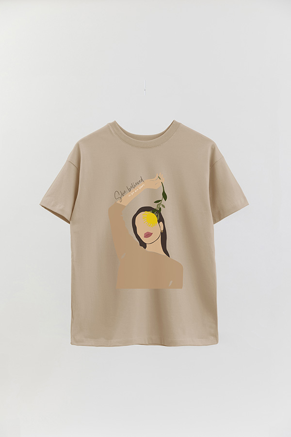REMERA OVER ESTAMPADA SHE BELIEVED IN HER OWN BLOOM