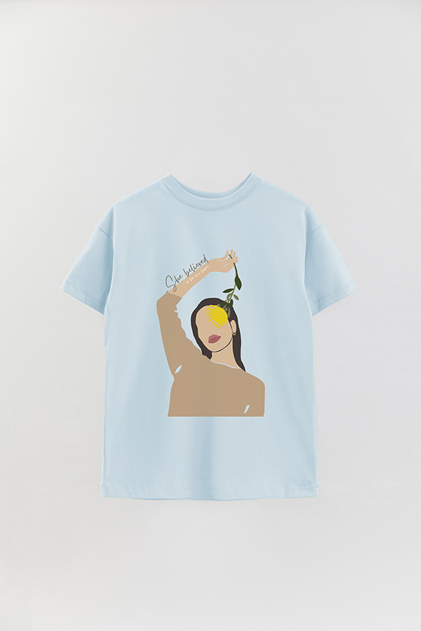REMERA OVER ESTAMPADA SHE BELIEVED IN HER OWN BLOOM