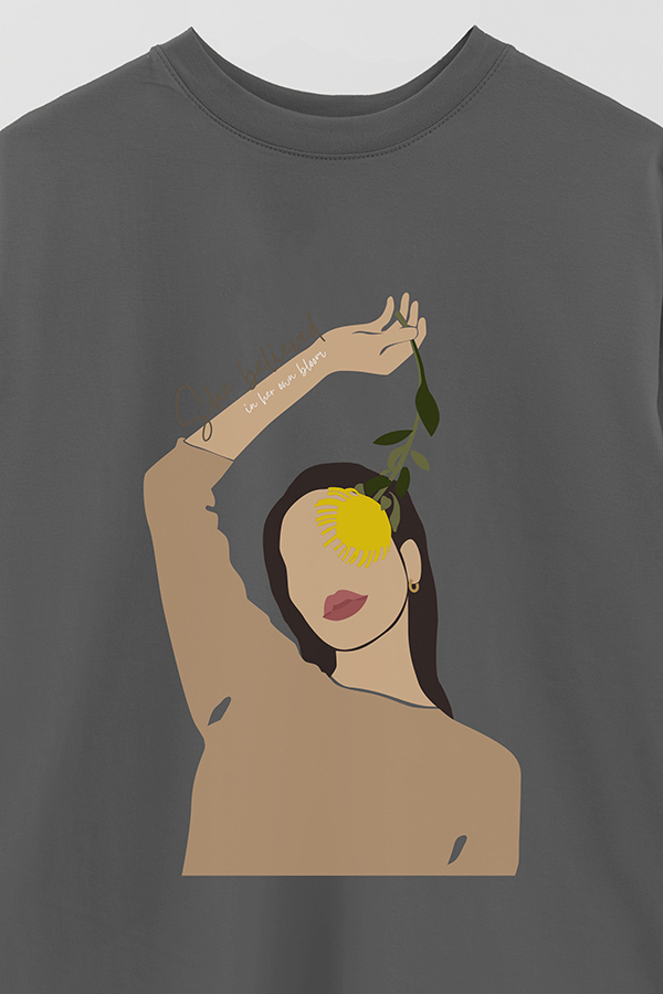 REMERA OVER ESTAMPADA SHE BELIEVED IN HER OWN BLOOM