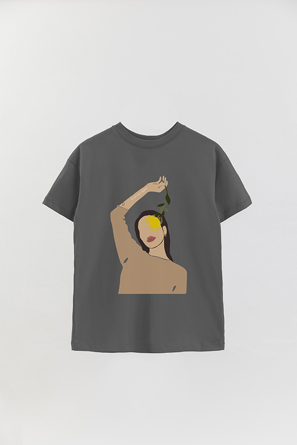 REMERA OVER ESTAMPADA SHE BELIEVED IN HER OWN BLOOM