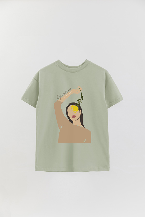 REMERA OVER ESTAMPADA SHE BELIEVED IN HER OWN BLOOM