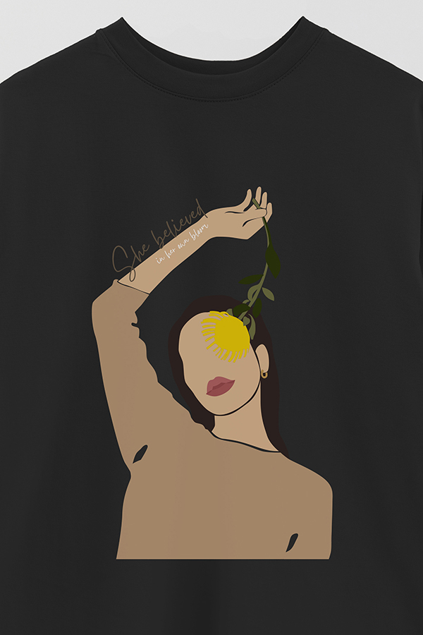 REMERA OVER ESTAMPADA SHE BELIEVED IN HER OWN BLOOM
