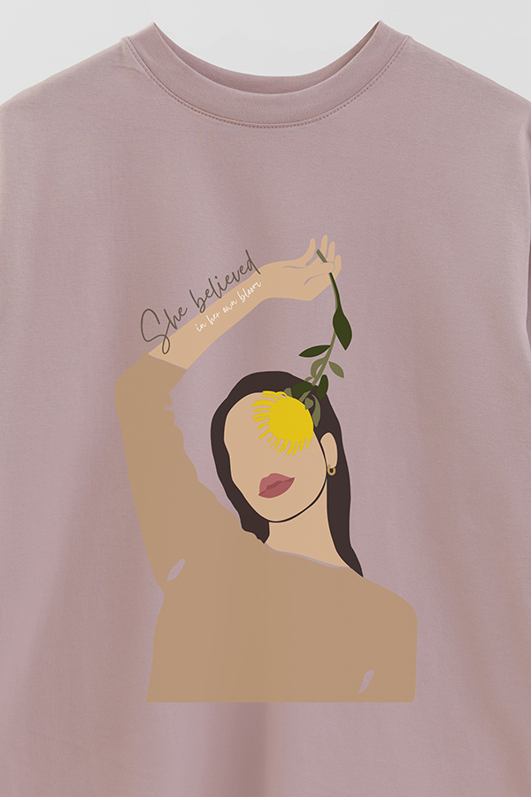 REMERA OVER ESTAMPADA SHE BELIEVED IN HER OWN BLOOM