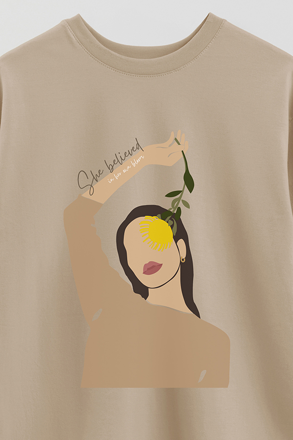 REMERA OVER ESTAMPADA SHE BELIEVED IN HER OWN BLOOM