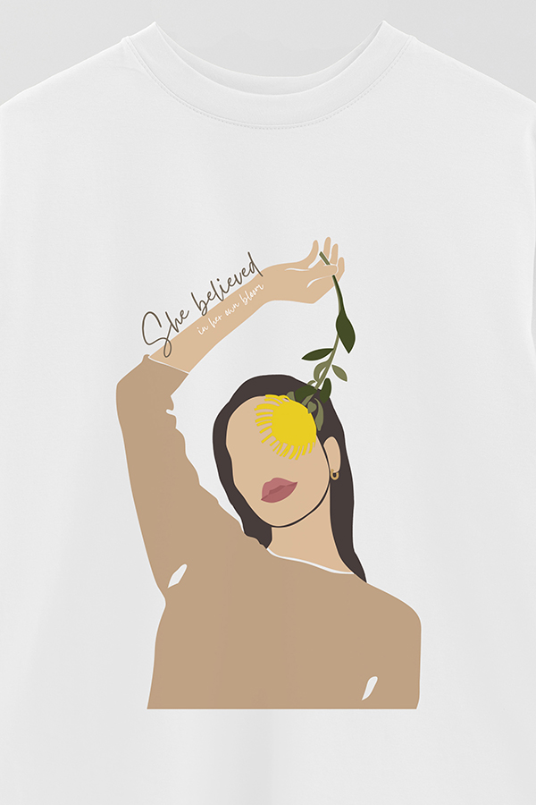 REMERA OVER ESTAMPADA SHE BELIEVED IN HER OWN BLOOM