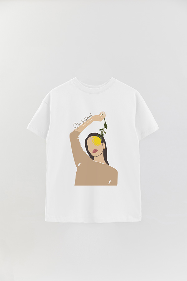 REMERA OVER ESTAMPADA SHE BELIEVED IN HER OWN BLOOM