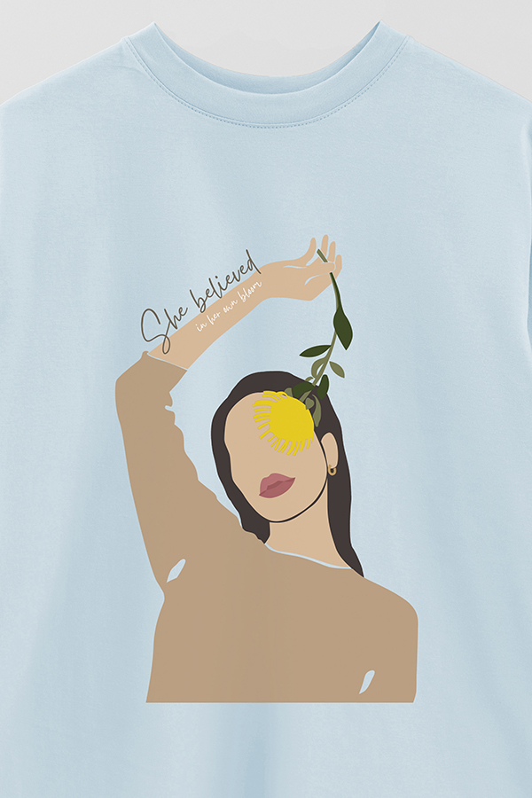 REMERA OVER ESTAMPADA SHE BELIEVED IN HER OWN BLOOM