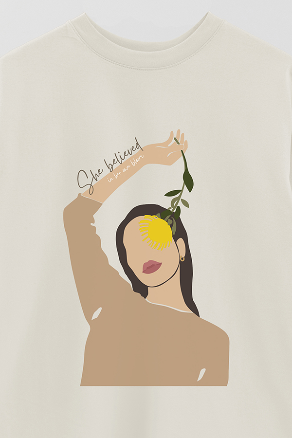 REMERA OVER ESTAMPADA SHE BELIEVED IN HER OWN BLOOM