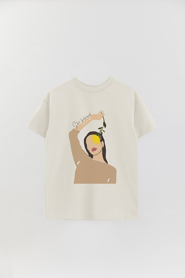 REMERA OVER ESTAMPADA SHE BELIEVED IN HER OWN BLOOM