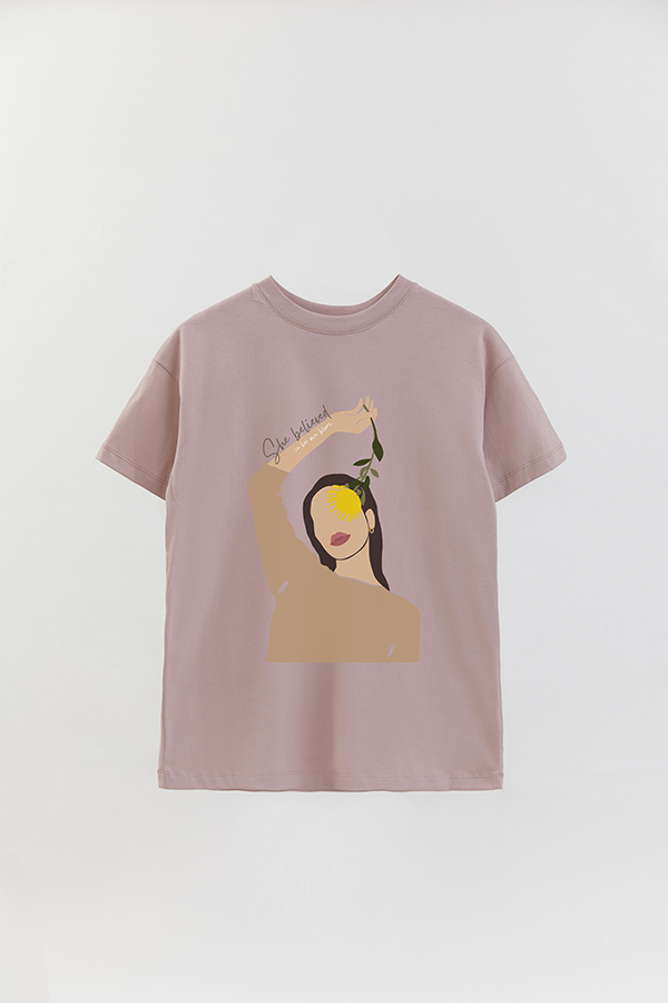 REMERA OVER ESTAMPADA SHE BELIEVED IN HER OWN BLOOM