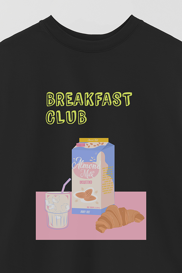 REMERA OVER ESTAMPADA BREAKFAST CLUB