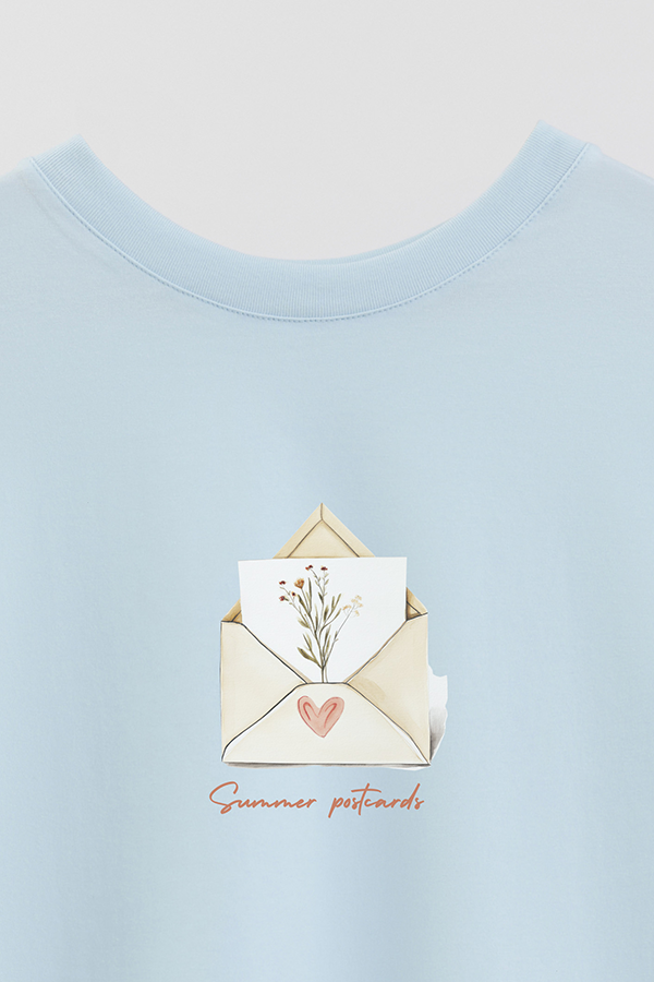 REMERA CROP ESTAMPADA COASTAL SUMMER POSTCARDS