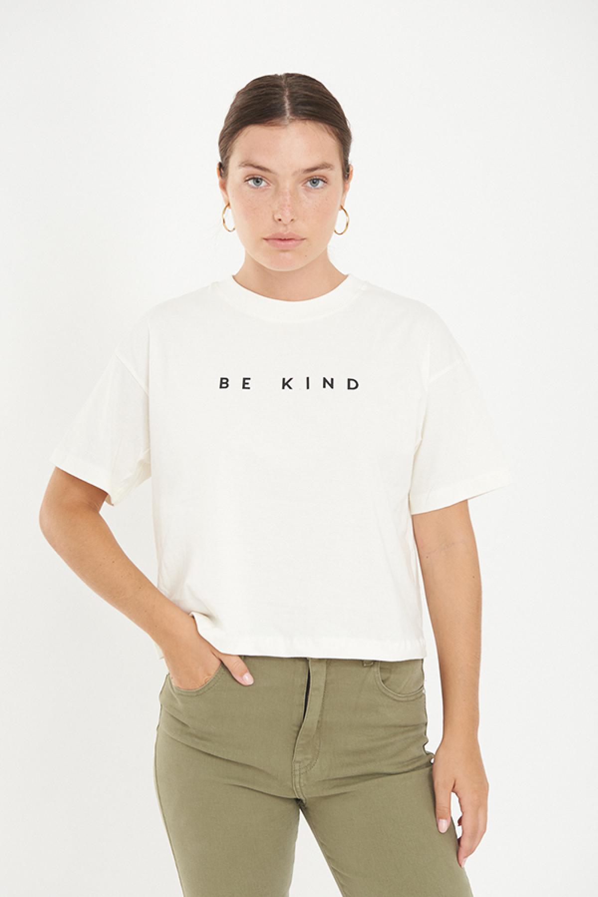 REMERA CROP ESTAMPADA WCV BE KIND