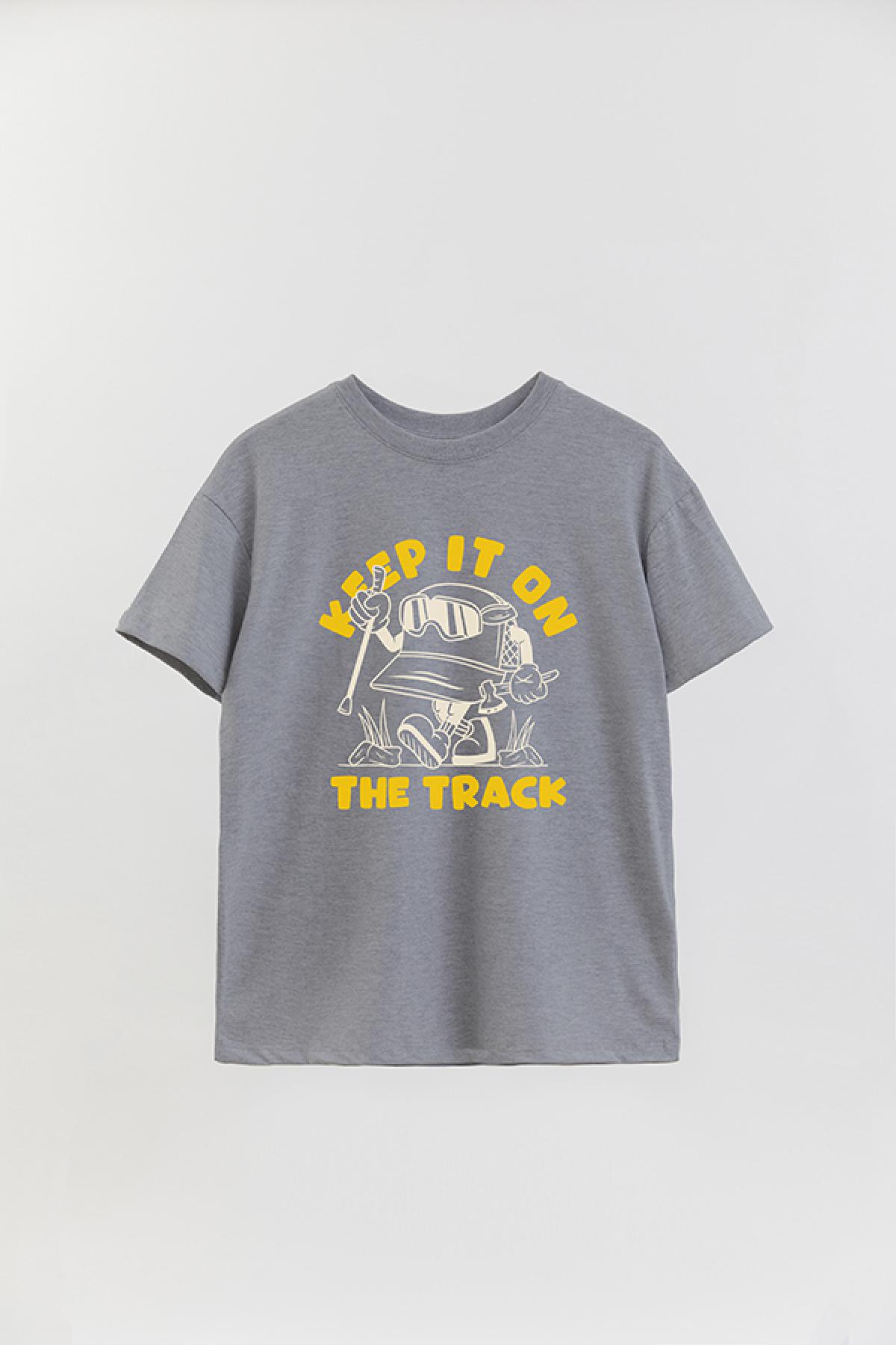 REMERA OVER ESTAMPADA ADVTOON KEEP IT ON TRACK