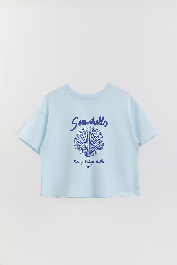 REMERA CROP ESTAMPADA BEACH SEASHELLS