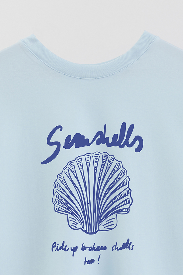 REMERA CROP ESTAMPADA BEACH SEASHELLS