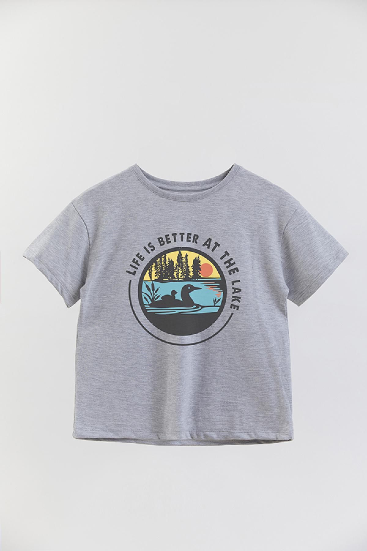 REMERA BOY OVER ADV LIFE IS BETTER AT THE LAKE