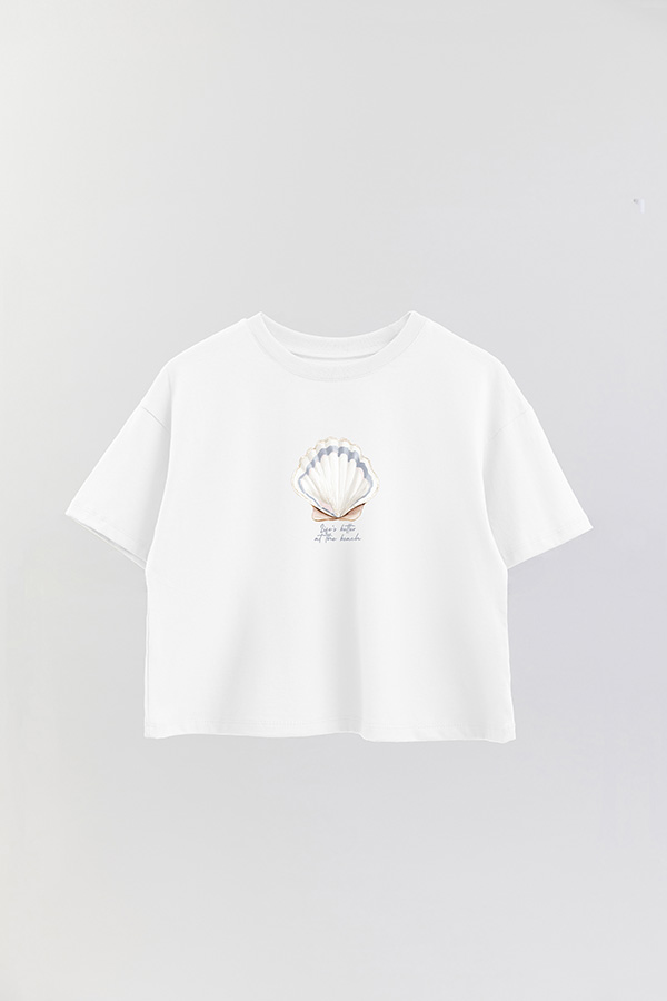 REMERA CROP ESTAMPADA COASTAL LIFE'S BETTER AT THE BEACH