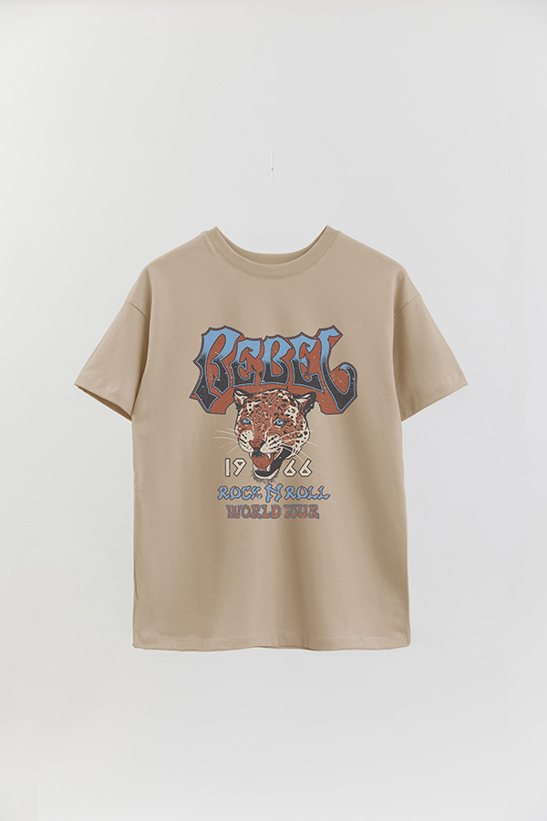 REMERA OVER ESTAMPADA REBEL