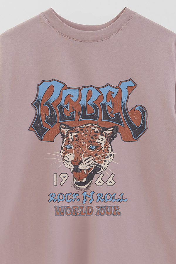 REMERA OVER ESTAMPADA REBEL