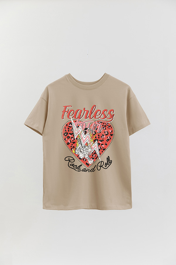 REMERA OVER ESTAMPADA FEARLESS TOUR