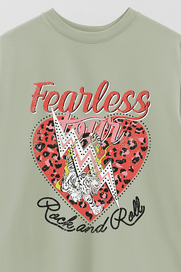 REMERA OVER ESTAMPADA FEARLESS TOUR