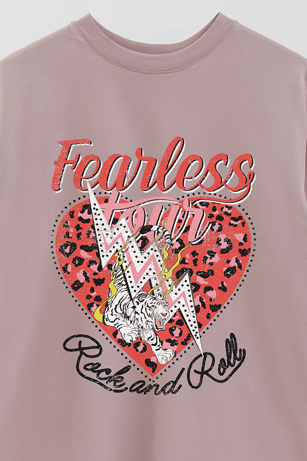 REMERA OVER ESTAMPADA FEARLESS TOUR
