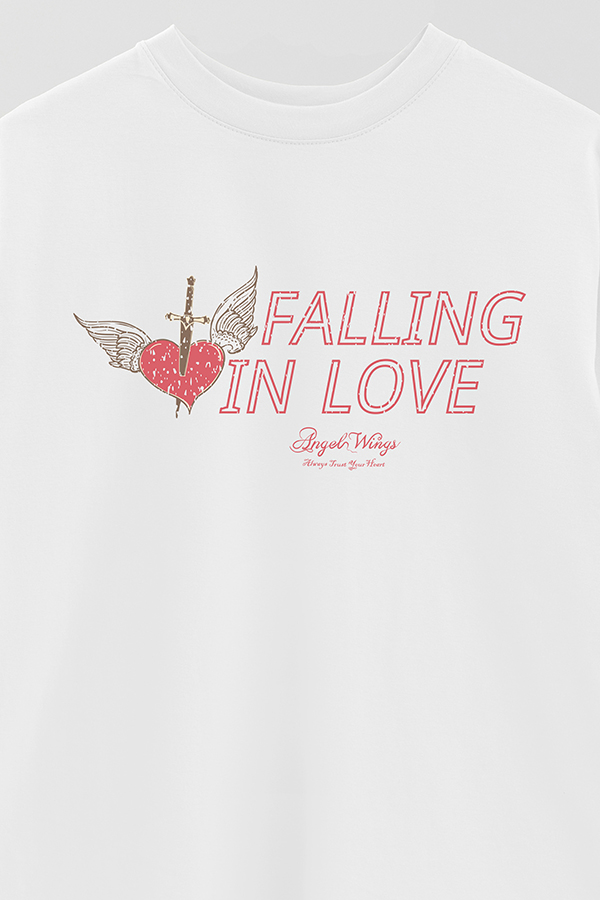 REMERA OVER ESTAMPADA FALLING IN LOVE