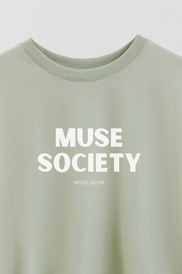 REMERA CROP ESTAMPADA BD MUSE SOCIETY