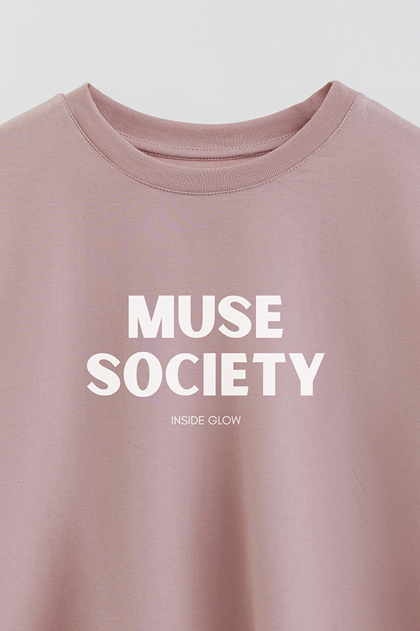 REMERA CROP ESTAMPADA BD MUSE SOCIETY
