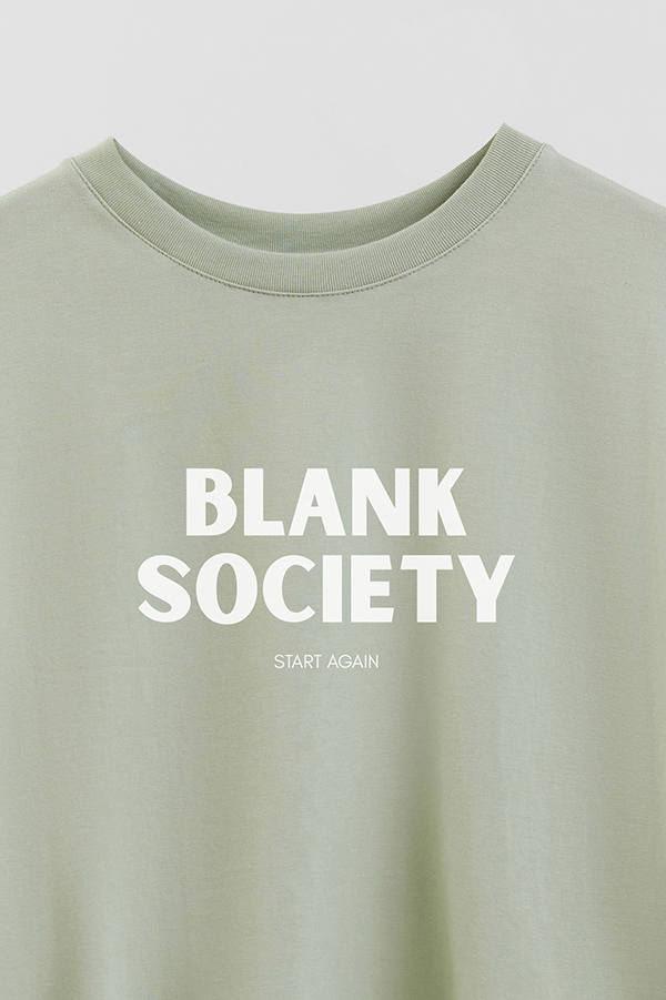 REMERA CROP ESTAMPADA BD BLANK SOCIETY