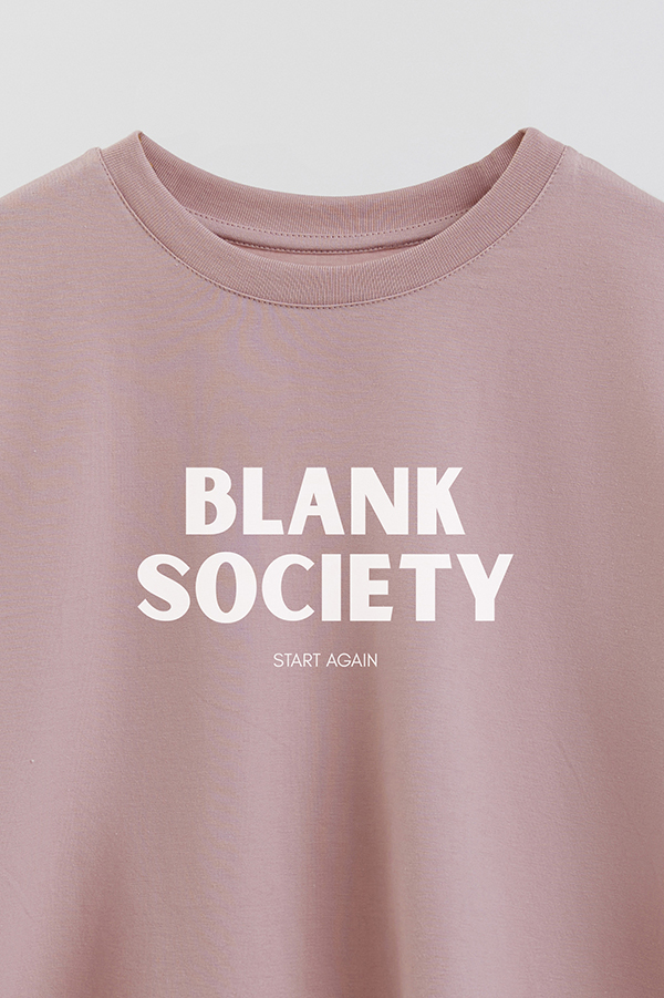 REMERA CROP ESTAMPADA BD BLANK SOCIETY