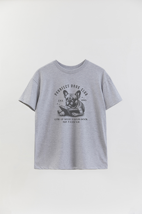 REMERA OVER ESTAMPADA DOG PURRFECT BOOK CLUB