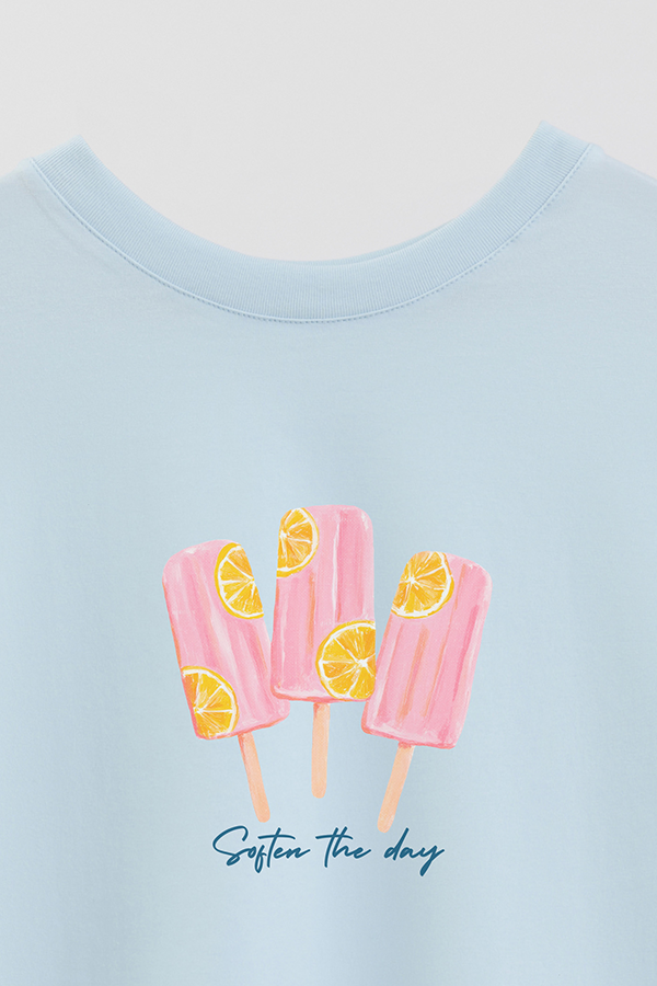 REMERA CROP ESTAMPADA COASTAL SOFTEN THE DAY
