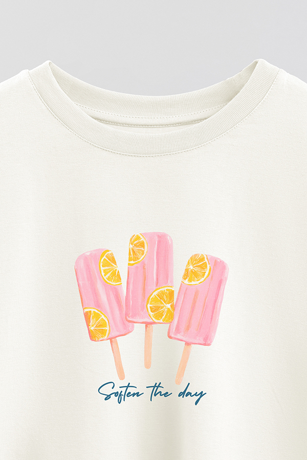 REMERA CROP ESTAMPADA COASTAL SOFTEN THE DAY