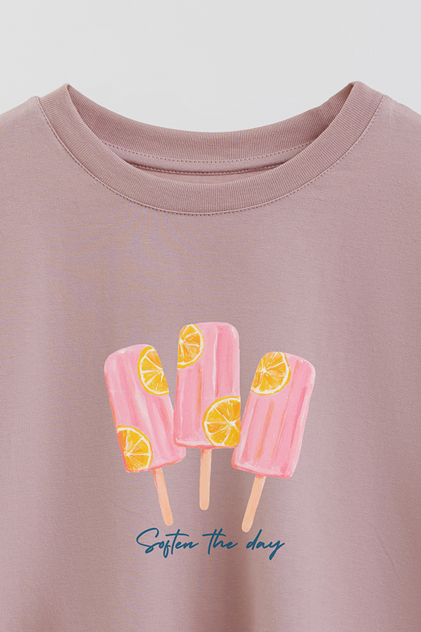 REMERA CROP ESTAMPADA COASTAL SOFTEN THE DAY
