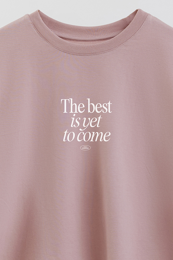 REMERA CROP ESTAMPADA MANIFEST THE BEST IS YET TO COME