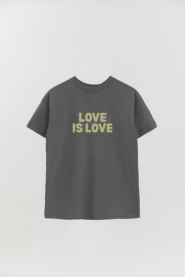REMERA OVER ESTAMPADA LOVE IS LOVE