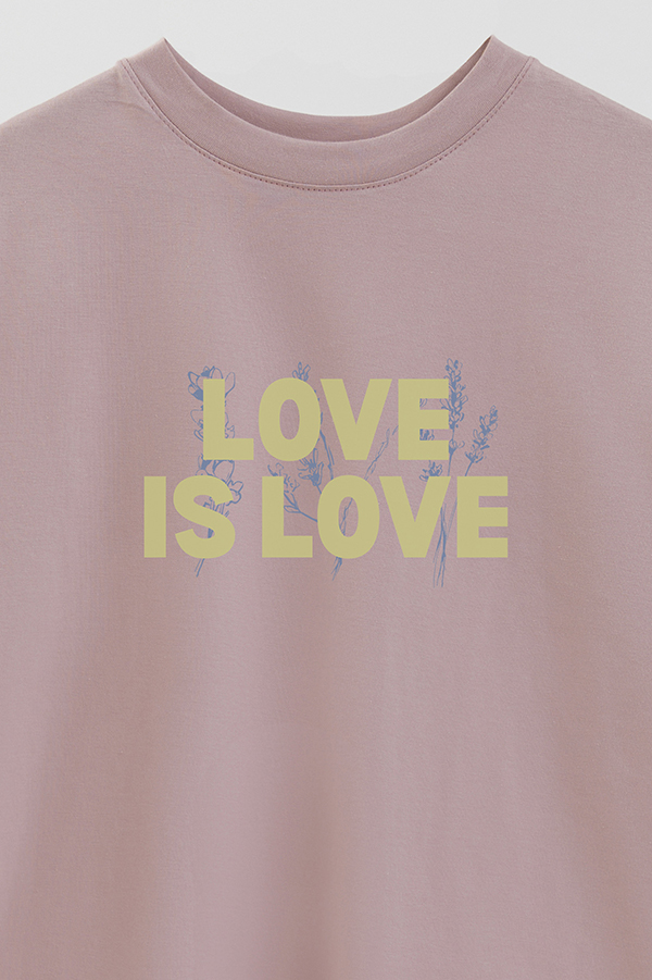REMERA OVER ESTAMPADA LOVE IS LOVE