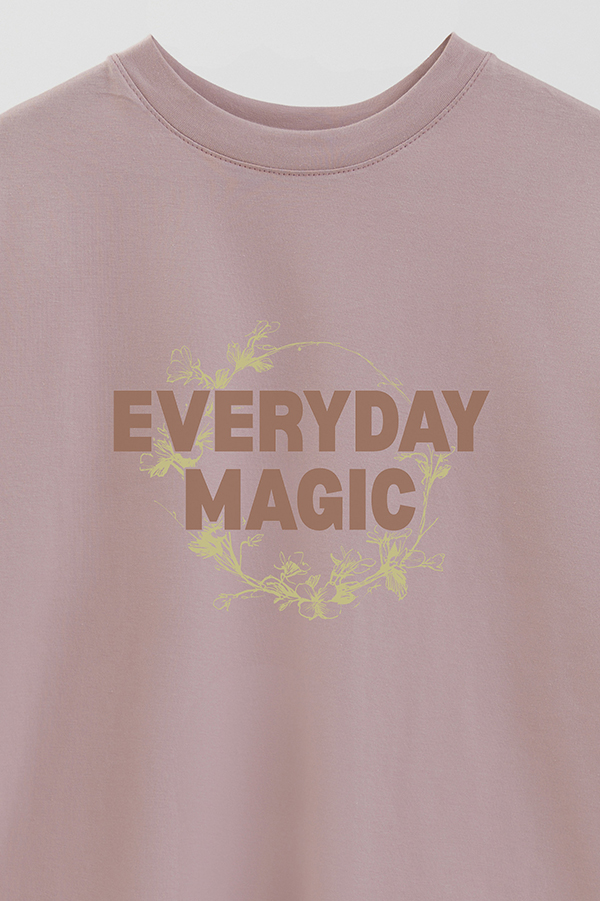 REMERA OVER ESTAMPADA EVERYDAY MAGIC