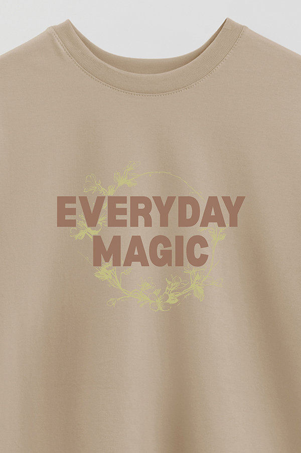 REMERA OVER ESTAMPADA EVERYDAY MAGIC
