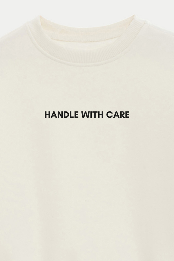 BUZO CROP ESTAMPADO MNM HANDLE WITH CARE